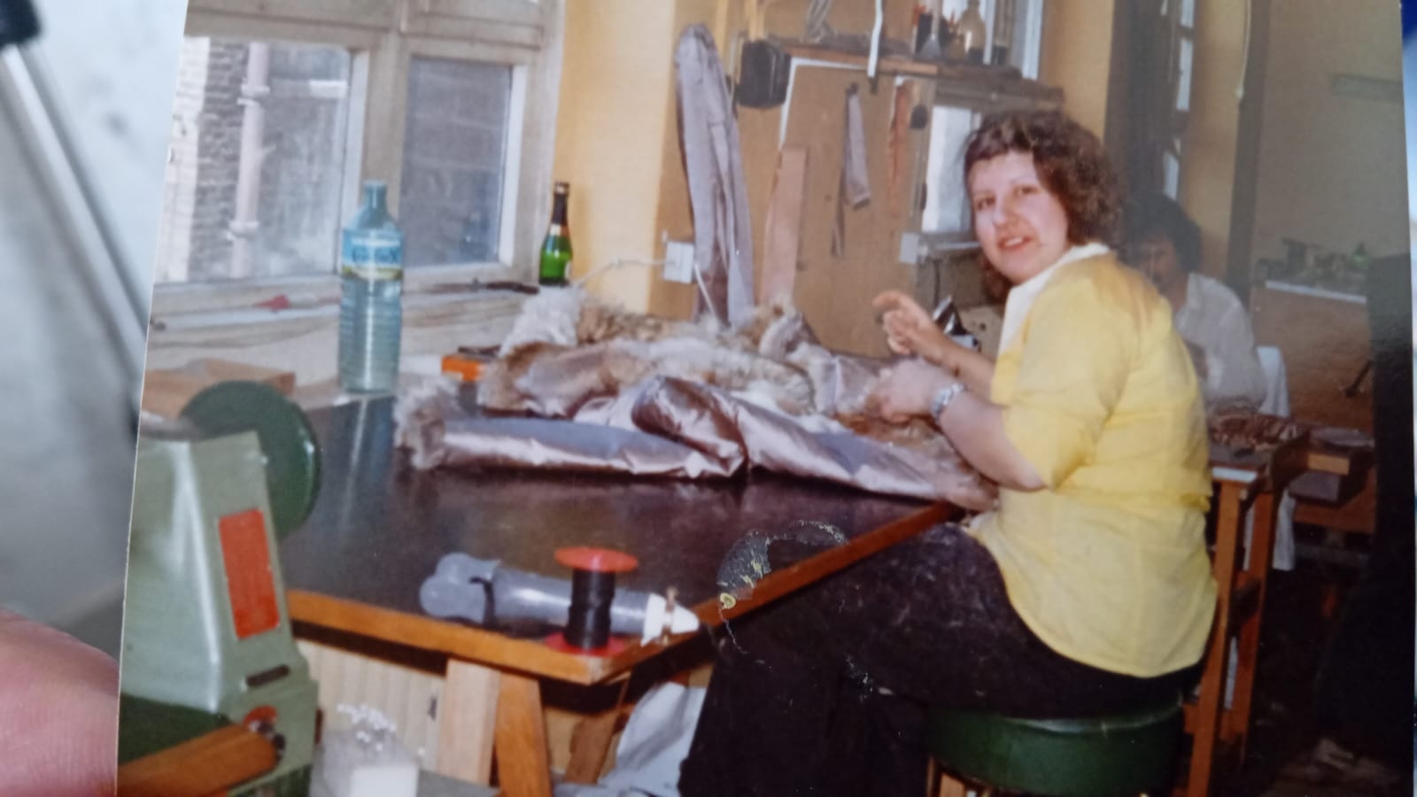 Historische Aufnahme der Mutter des heutigen Geschäftsführers im Kürschnerbetrieb