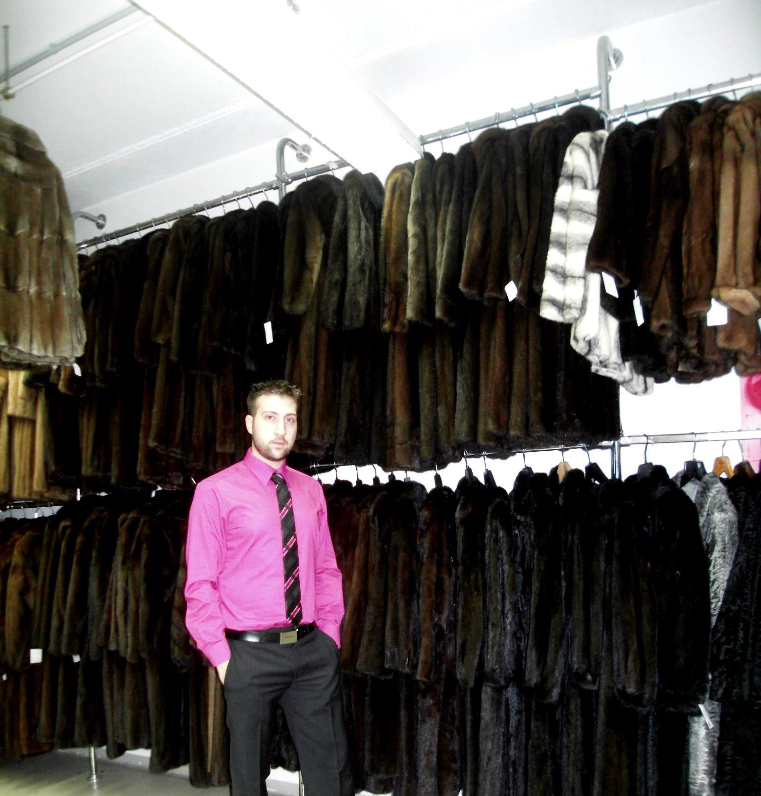 Geschäftsführer Theodoros Gerikoglou im Warenlager